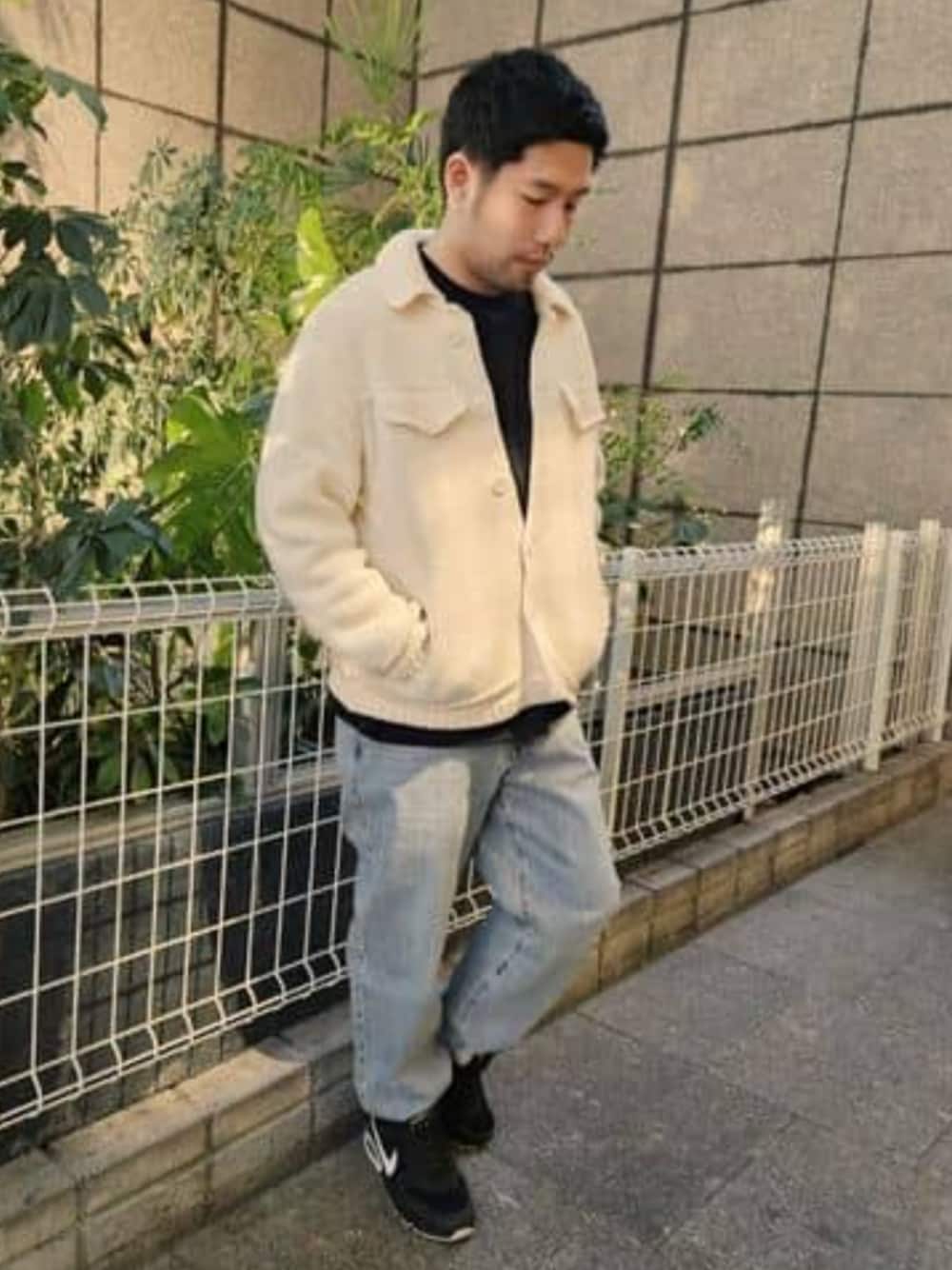 「guess、GUESS、カーディガン、カーディガンコーデ、デニム、デニムパンツ、春コーデ、春」｜「GuessのL Tone Wide Denim Pants（デニムパンツ、ブルー系）」を使った、GUESS JAPANさん（メンズ・170cm）の春コーディネートの1枚目の写真