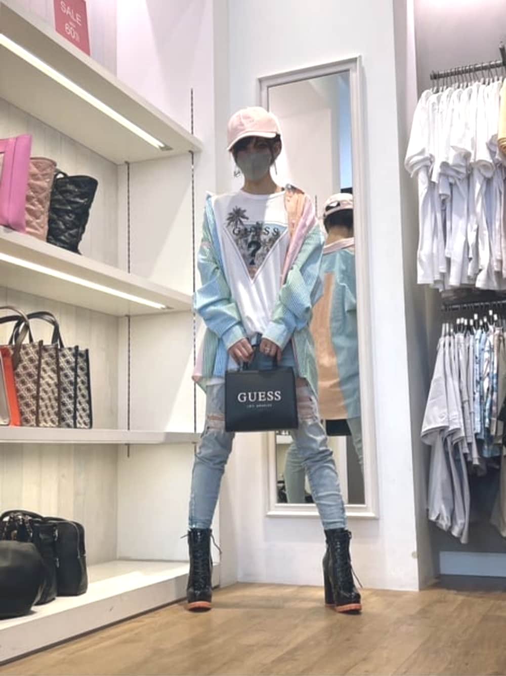 「guess、オトナ女子、大人女子、カジュアル、ロゴT、大人カジュアル、メンズライク、夏コーデ」｜「GuessのLINDEY Mini Tote トートバッグ レディース（トートバッグ、ブラック系）」を使った、GUESS JAPANさん（レディース・159cm）の夏コーディネートの1枚目の写真