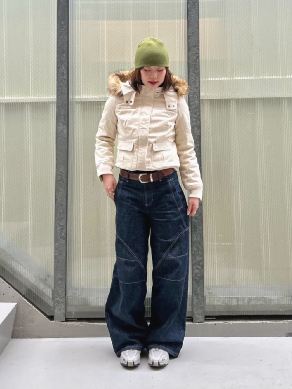 ブルー系のデニムパンツ、ブラック系のブルゾン、ブラック系のボクサーパンツを着用したレディースの冬コーディネートの1枚目の写真