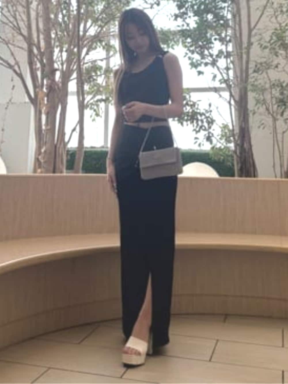 「guess、GUESS、セットアップ、セットアップスタイル、ドレッシー、ドレッシースタイル、春コーデ、春、春夏コーデ、夏コーデ、夏、夏コーデ、パーティースタイル」｜「GuessのAIMEE Ss Jewel Drap Top タンクトップ（タンクトップ、ブラック系）」を使った、GUESS JAPANさん（レディース・155cm）の春コーディネートの1枚目の写真