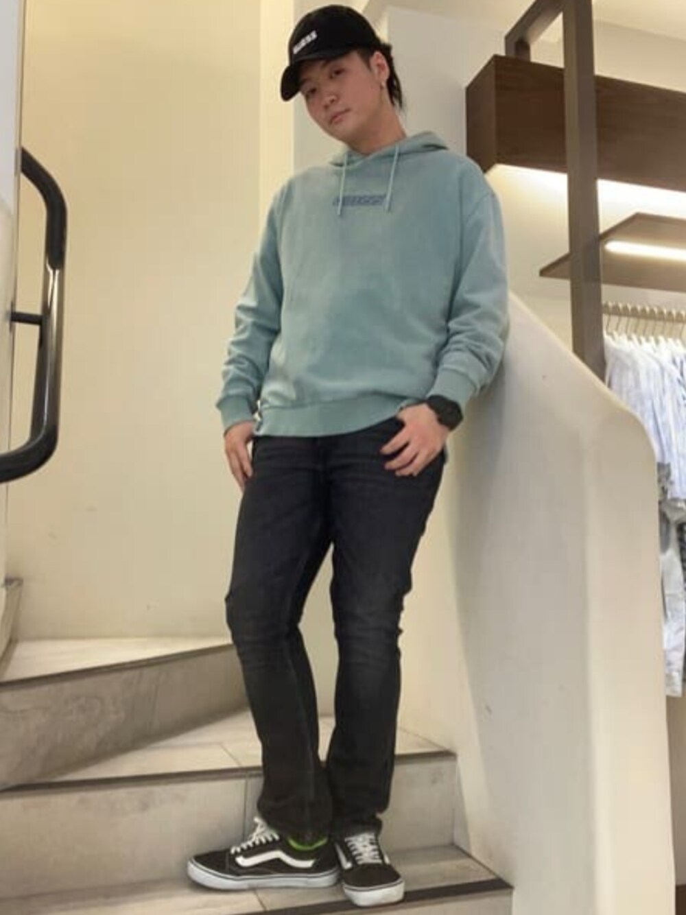 「シンプルコーデ、ストリートコーデ、guess」｜「GuessのLogo Baseball Cap（キャップ、ブラック系）」を使った、GUESS JAPANさん（メンズ・178cm）の冬コーディネートの1枚目の写真