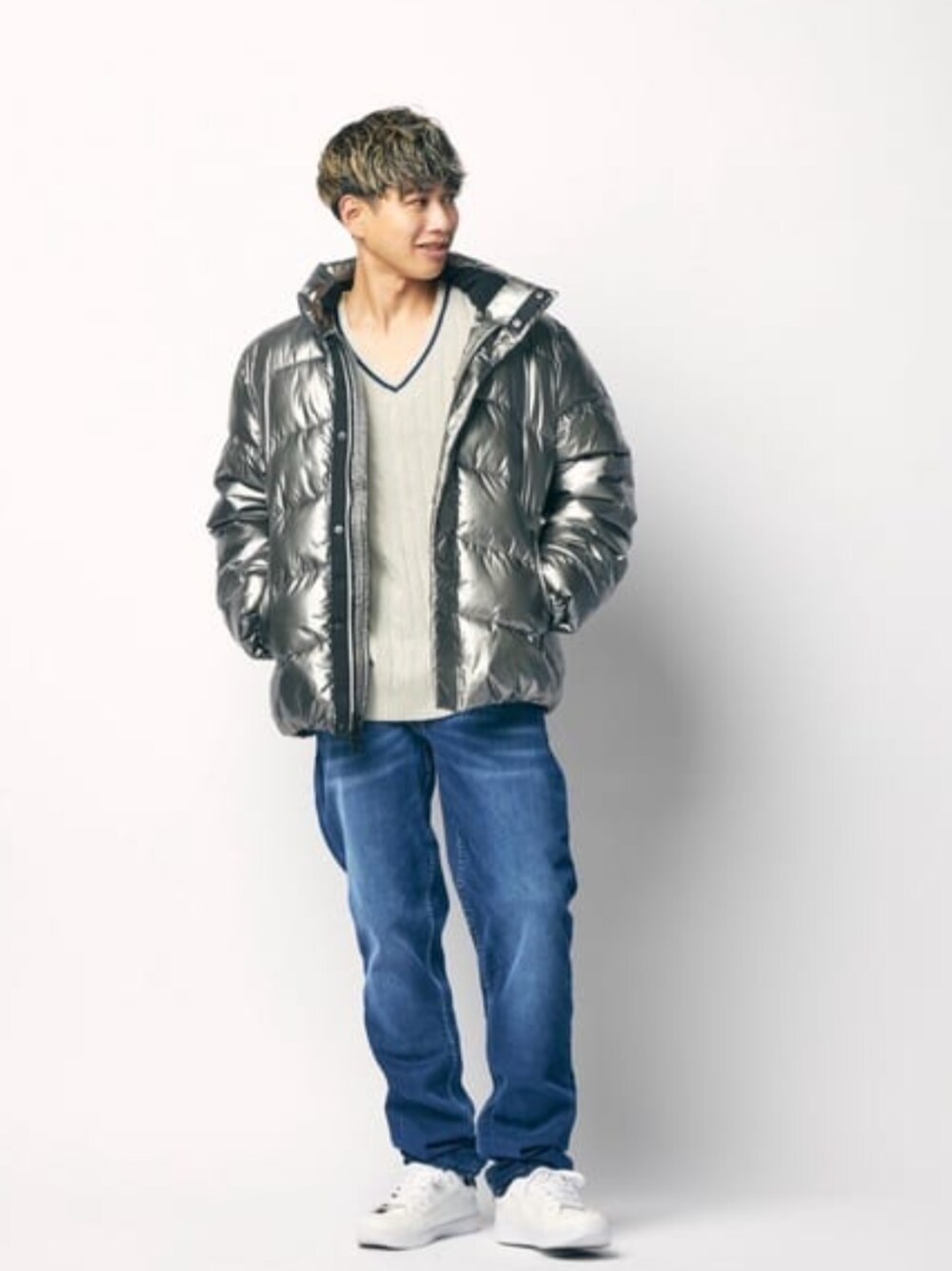 「guess、メンズコーデ、シルバー、ジャケット」｜「GuessのVest Sweater（ベスト、ホワイト系）」を使った、GUESS JAPANさん（メンズ・174cm）の春コーディネートの1枚目の写真