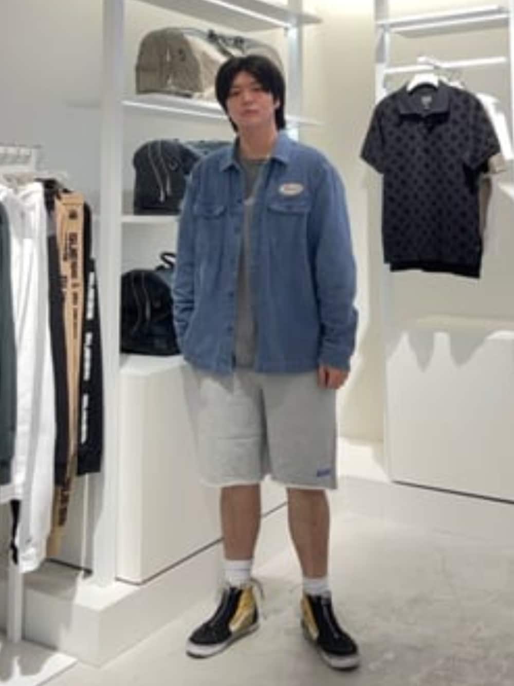 「guess、GUESS、デニムシャツ、ストリートコーデ、グレー、ショートパンツ、春夏コーデ、ゆるコーデ」｜「GuessのSS Cn Treated Flower Tee 半袖Tシャツ（Tシャツ/カットソー、グレー系）」を使った、GUESS JAPANさん（メンズ・178cm）の春コーディネートの1枚目の写真