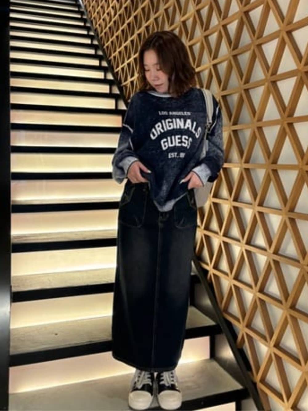 「guess、GUESS、GUESS Originals、カジュアル、カジュアルコーデ」｜「GuessのGUESS Originals Split Back Denim Skirt デニムスカート（デニムスカート、ブルー系）」を使った、GUESS JAPANさん（レディース・155cm）の冬コーディネートの1枚目の写真