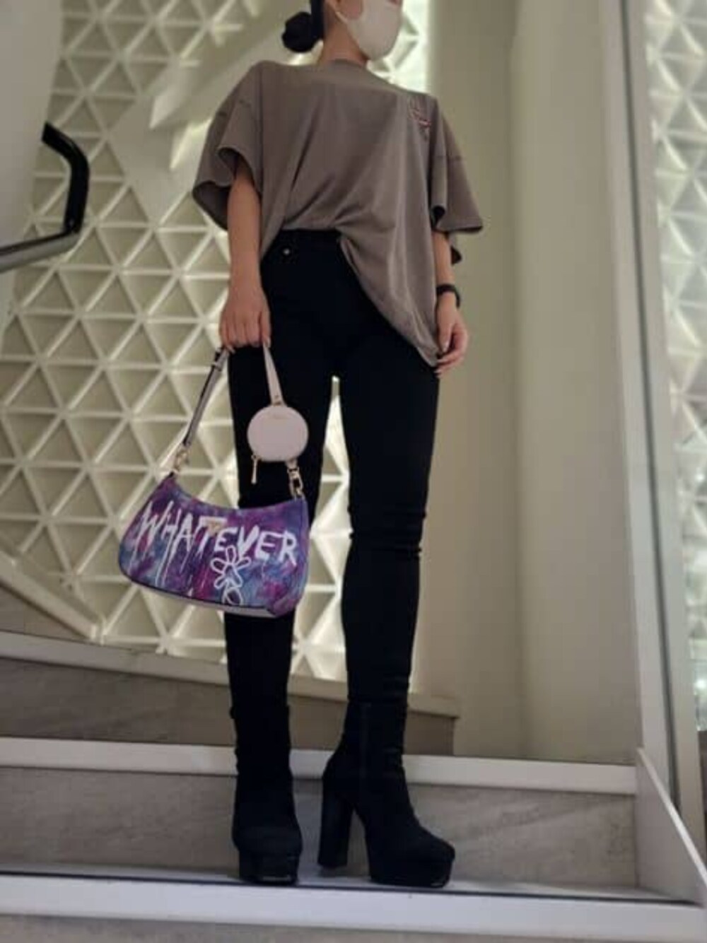グレー系のTシャツ/カットソー、パープル系のショルダーバッグを着用したレディースの冬コーディネートの1枚目の写真