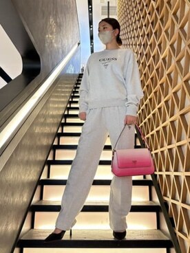 「Guess（ゲス）のアイテム（スウェットパンツ）」を使った、GUESS JAPANさん（レディース・171cm）の春コーディネート