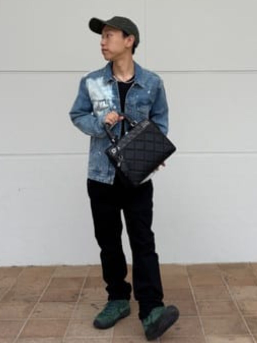 ブルー系のデニムジャケット、グリーン系のキャップを着用したメンズの夏コーディネートの1枚目の写真