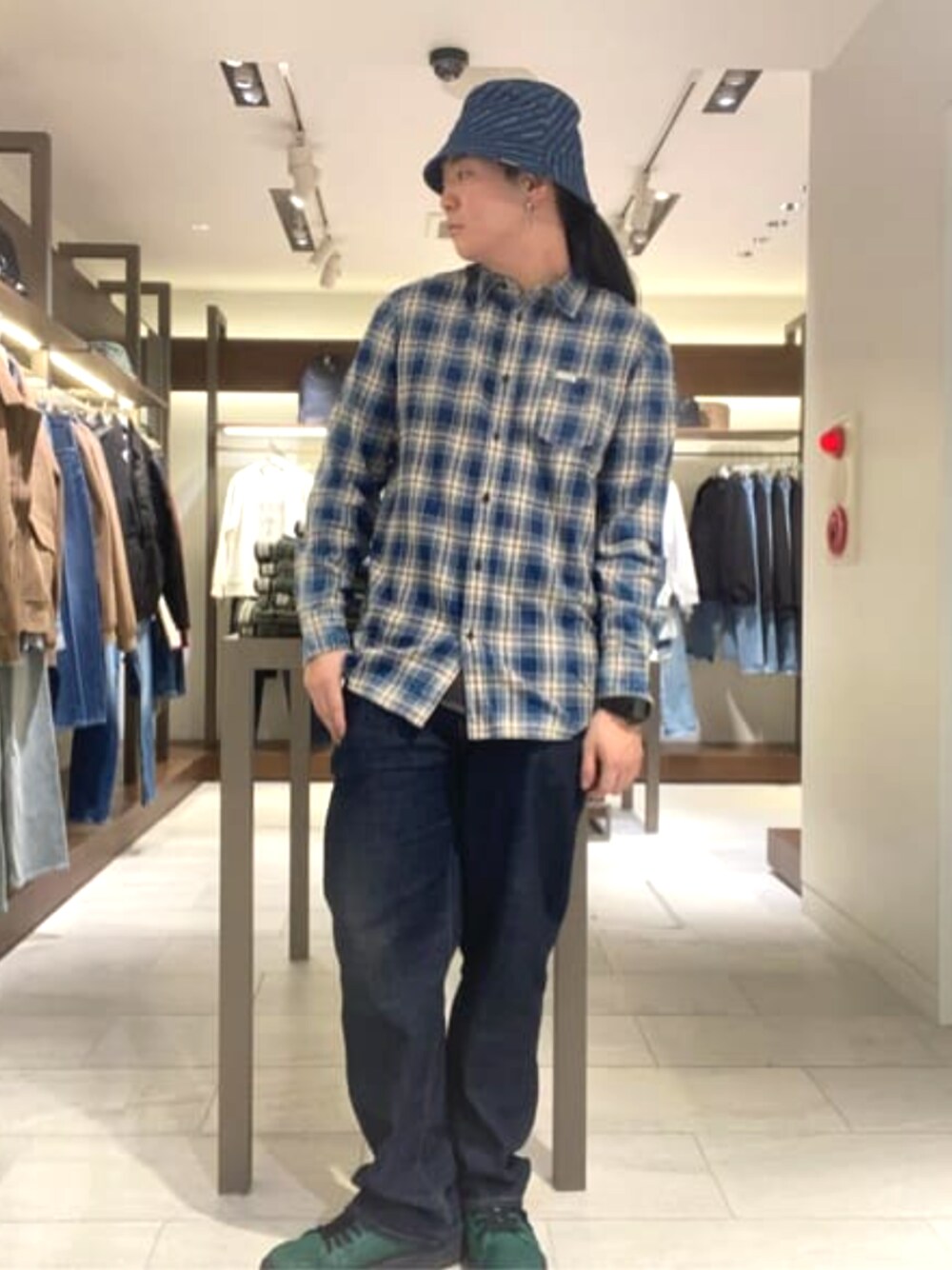 「Guess、春コーデ、チェックシャツ、メンズファッション」｜「GuessのBlue Black Tone Wide Denim Pants（デニムパンツ、ブルー系）」を使った、GUESS JAPANさん（メンズ・178cm）の春コーディネートの1枚目の写真
