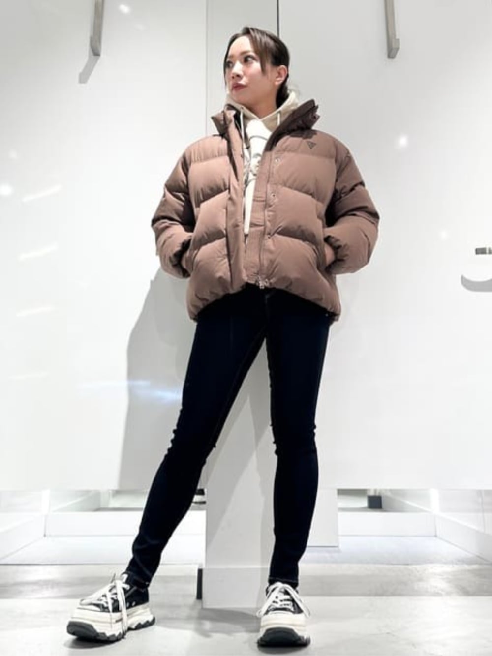 「guess、GUESS、冬コーデ、冬、冬アウター、ダウンジャケット、ダウン、ダウンコーデ、ロゴパーカー、スキニーデニム、スキニー」｜「GuessのSHAPE Up デニムパンツ ジーンズ レディース（デニムパンツ、ブルー系）」を使った、GUESS JAPANさん（レディース・161cm）の春コーディネートの1枚目の写真