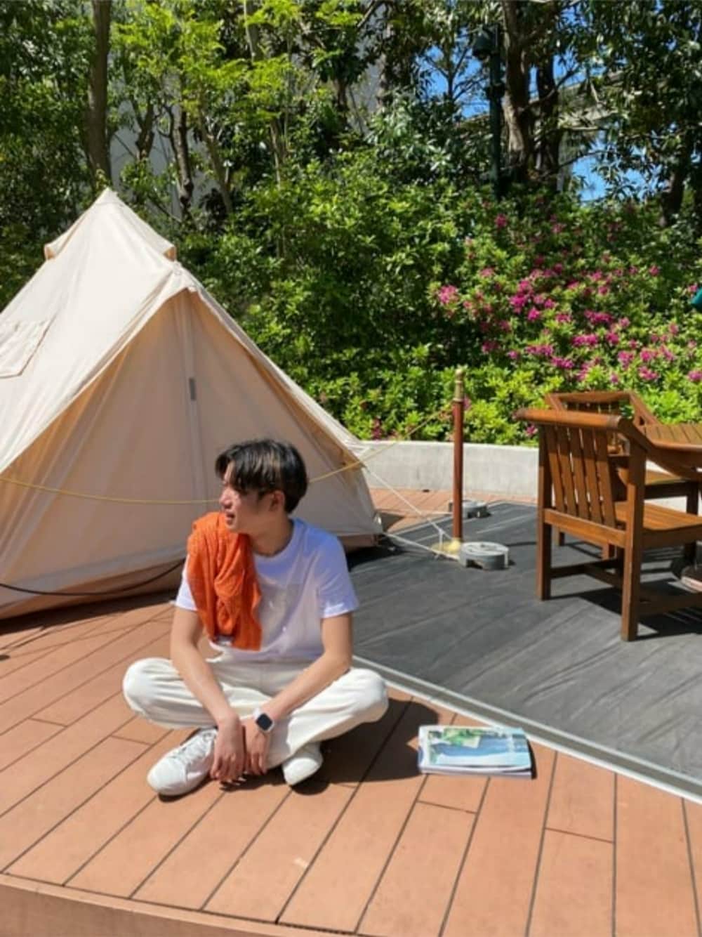 「雑誌掲載、Safari、大人カジュアル、シンプルコーデ、クロシェ、メンズコーデ、guess」｜「GuessのCarpenter Denim Pants（デニムパンツ、ホワイト系）」を使った、GUESS JAPANさん（メンズ・174cm）の夏コーディネートの1枚目の写真