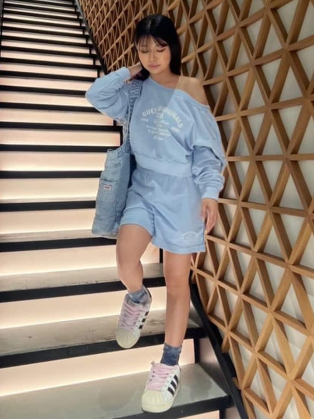 「guess、GUESS、GUESS Originals、セットアップ、セットアップスタイル、セットアップコーデ、スウェット、スウェットパンツ、スウェットコーデ、カジュアル、カジュアルコーデ、ストリートMIX、ショート丈トップス、ショートパンツ、春コーデ」｜「GuessのGUESS Originals Boat Neck Distressed Sweatshirt スウェット レディース（スウェット、ブルー系）」を使った、GUESS JAPANさん（レディース・155cm）の春コーディネートの1枚目の写真