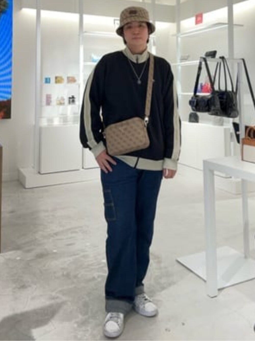 「guess、GUESS、春コーデ、春、春夏コーデ、春アウター、バッグ」｜「GuessのMERIDIAN Camera Bag ショルダーバッグ レディース（ショルダーバッグ、ベージュ系）」を使った、GUESS JAPANさん（メンズ・178cm）の春コーディネートの1枚目の写真