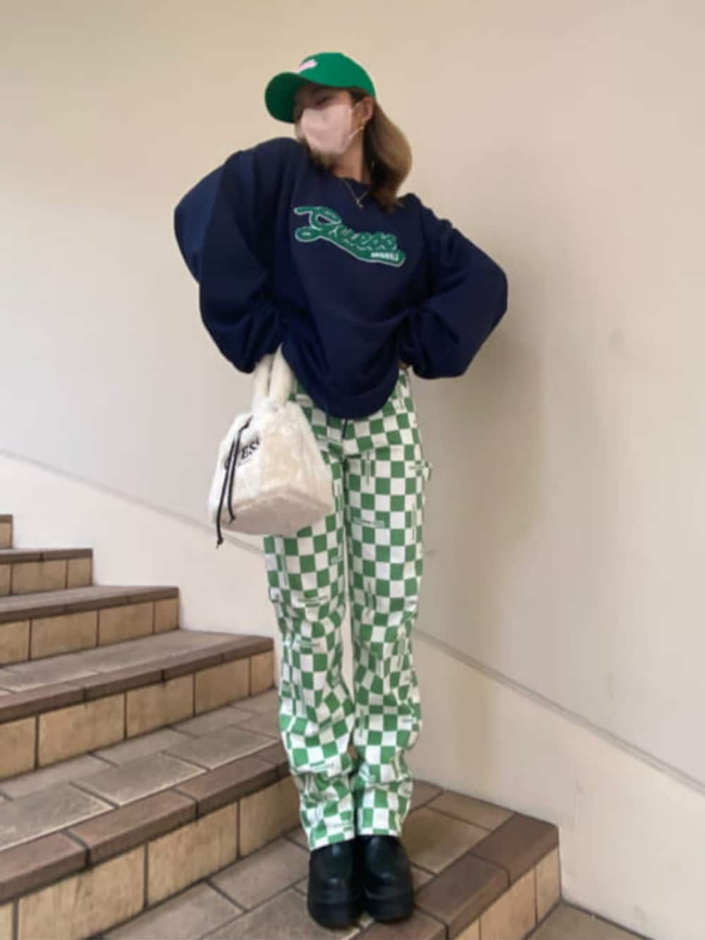 「ビックシルエット、カーペンターパンツ、ハイウエスト、モフモフ、ラフスタイル、guess」｜「GuessのFAUX Fur Bucket Bag（ハンドバッグ、ベージュ系）」を使った、GUESS JAPANさん（レディース・158cm）の夏コーディネートの1枚目の写真