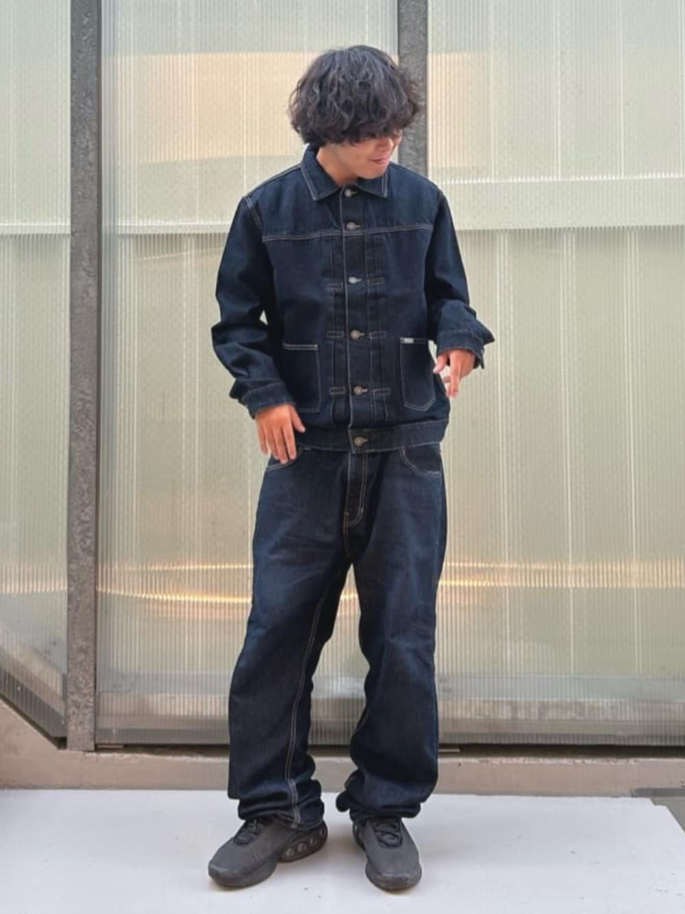 ブルー系のデニムジャケットを着用したメンズの夏コーディネートの1枚目の写真