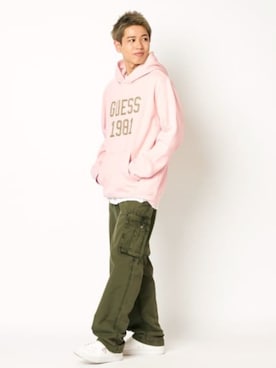 「ロゴパーカー」｜「アイテム（パンツ）」を使った、GUESS JAPANさん（メンズ・174cm）の秋コーディネート