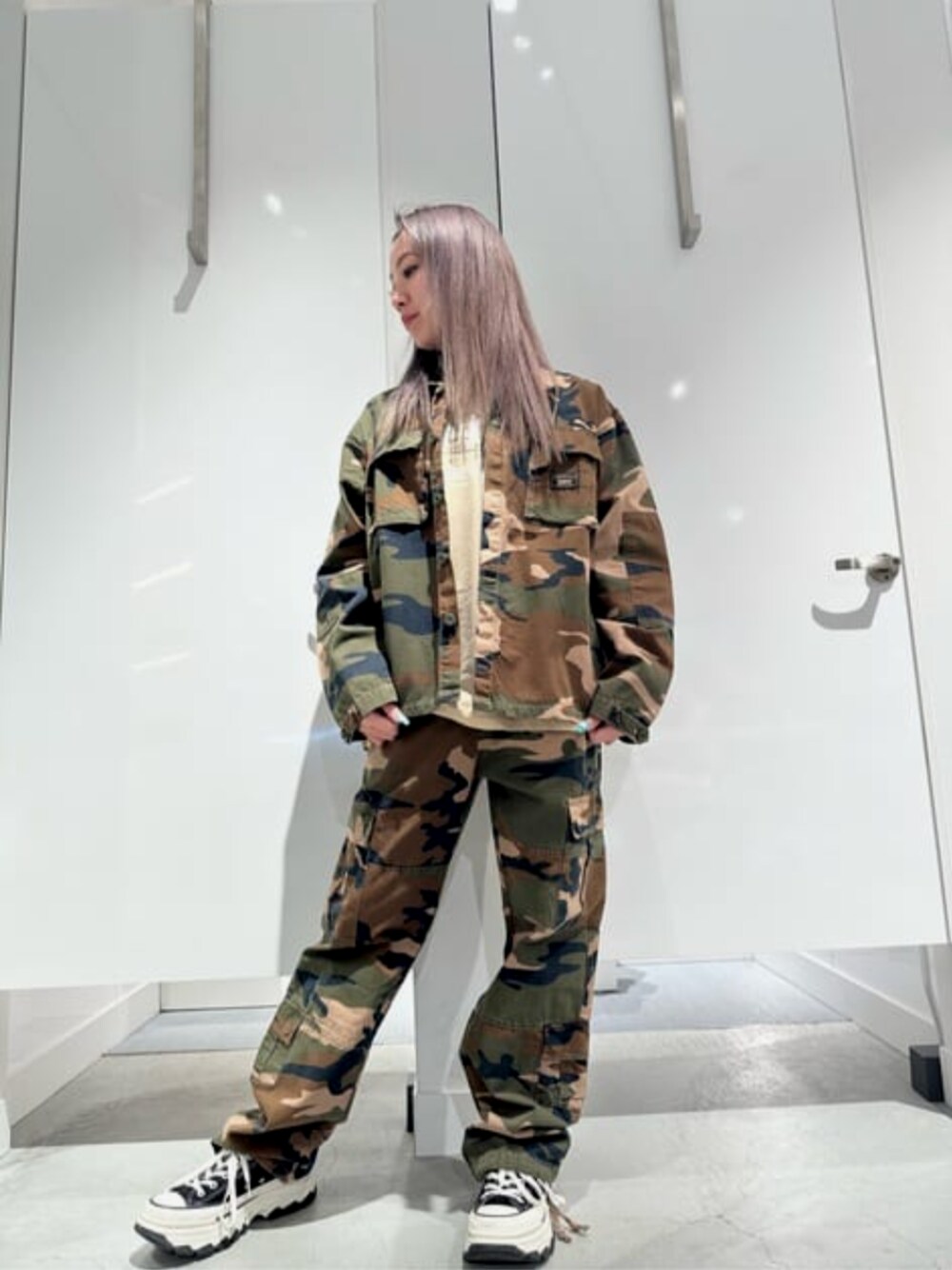 その他のカーゴパンツ、その他のシャツ/ブラウス、ベージュ系のTシャツ/カットソーを着用したレディースの春コーディネートの1枚目の写真