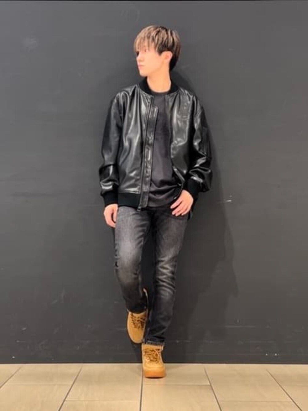 「guess、GUESS、ブラック、ブラックコーデ、ブラックデニム」｜「GuessのEco Miami Skinny Denim Jeans（デニムパンツ、グレー系）」を使った、GUESS JAPANさん（メンズ・168cm）の冬コーディネートの1枚目の写真