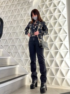 「ショート丈トップス」｜「アイテム（デニムジャケット）」を使った、GUESS JAPANさん（レディース・162cm）の冬コーディネート
