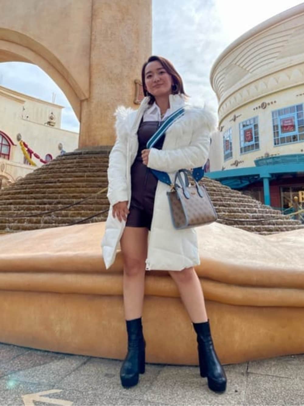 「クリスマスに着たい服、ダウンジャケット、レザー、オールインワン、ミニバッグ、秋冬コーデ、guess」｜「GuessのPamela Faux-Leather Romper（つなぎ/オールインワン、ブラウン系）」を使った、GUESS JAPANさん（レディース・152cm）の冬コーディネートの1枚目の写真