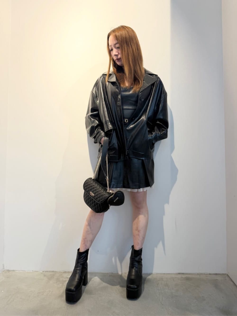 ブラック系のショルダーバッグ、ブラック系のカバーオール、ブラック系のワンピースを着用したレディースの春コーディネートの1枚目の写真