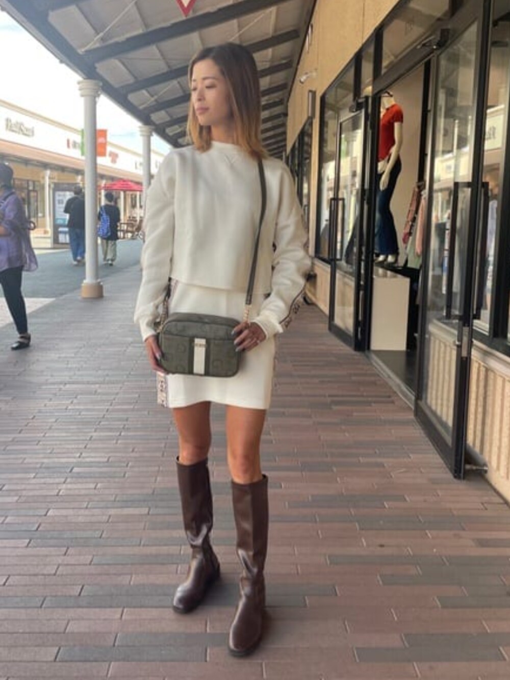 「guess、GUESS、セットアップ、セットアップスタイル、スポーティー、スポーティーコーデ、秋コーデ」｜「GuessのCymone Sweatshirt（スウェット、ホワイト系）」を使った、GUESS JAPANさん（レディース・163cm）の冬コーディネートの1枚目の写真