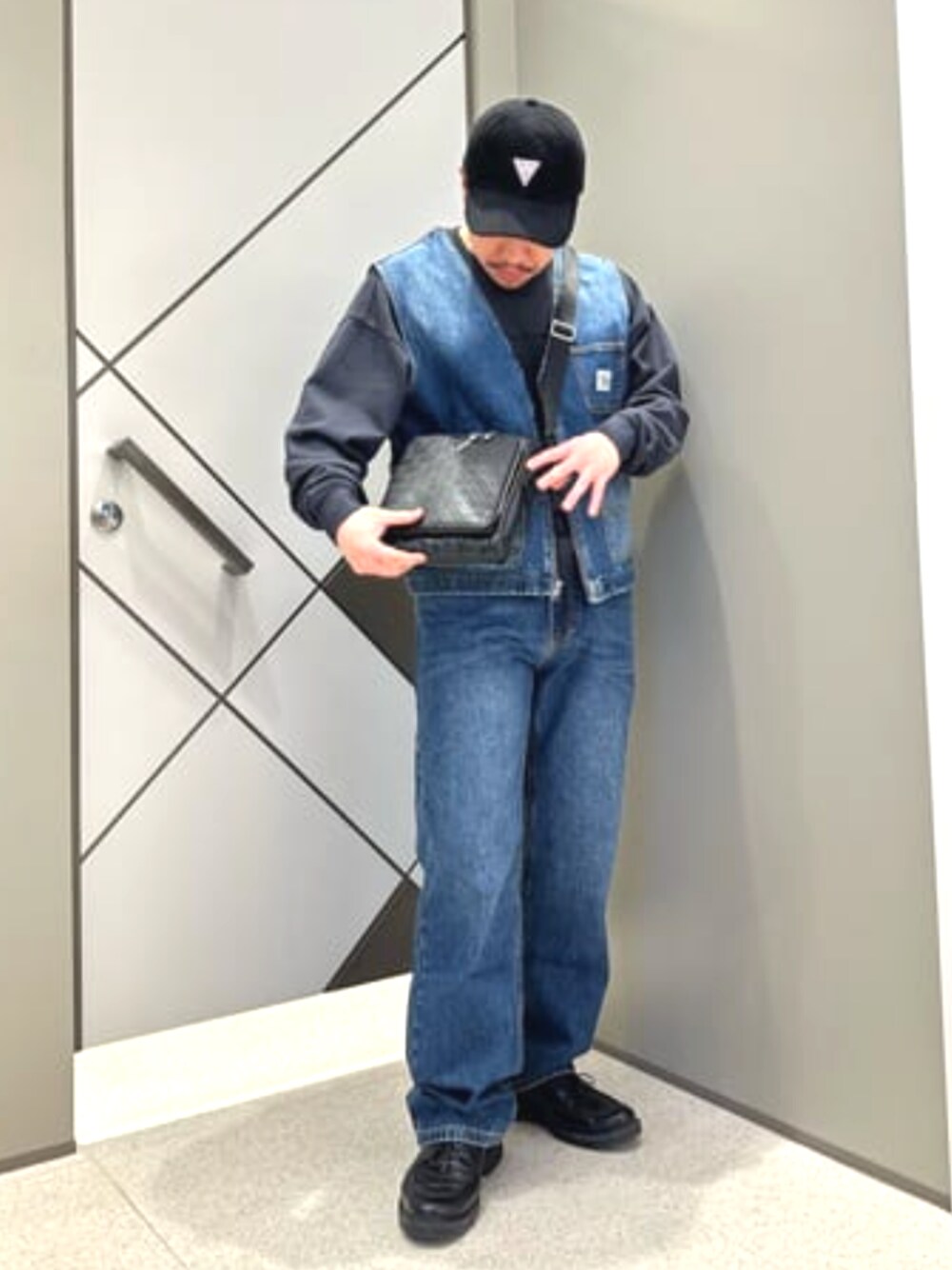 ブラック系のスウェット、ブルー系のその他アウター、ブルー系のデニムパンツを着用したメンズの春コーディネートの1枚目の写真