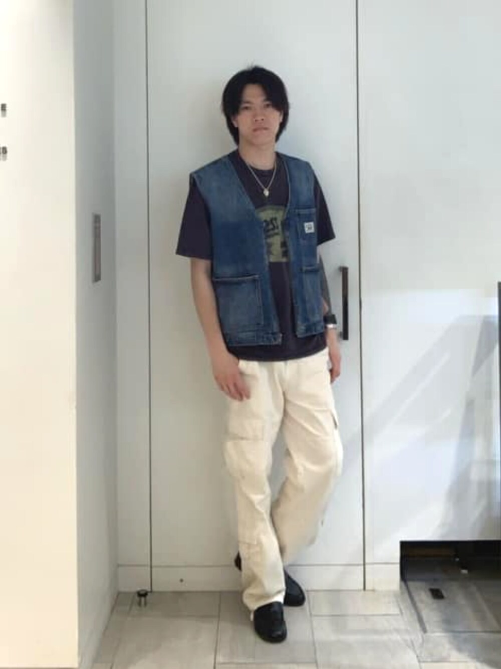 「GUESS、GUESS Originals、カジュアル、ロゴT、大人カジュアル、メンズファッション、夏コーデ、夏だ！Tシャツ着よう！」｜「GuessのGUESS Originals Cargo Pants（カーゴパンツ、ホワイト系）」を使った、GUESS JAPANさん（メンズ・178cm）の夏コーディネートの1枚目の写真