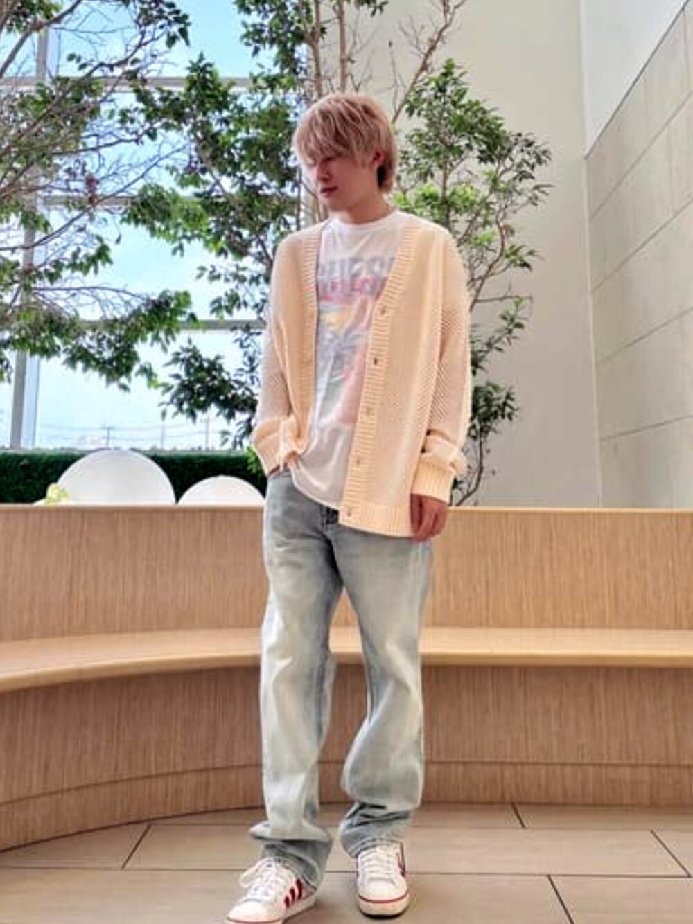 ブルー系のデニムパンツ、ホワイト系のカーディガン/ボレロ、ホワイト系のTシャツ/カットソーを着用したメンズの春コーディネートの1枚目の写真