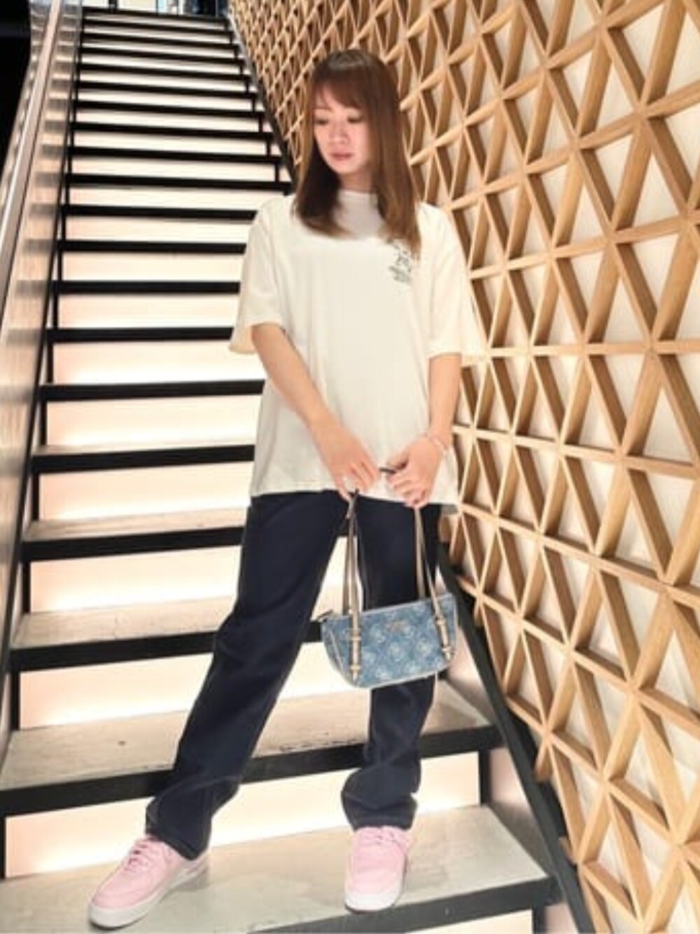 「guess、GUESS、GUESS Originals、オーバーサイズ、Tシャツ、カジュアル、カジュアルコーデ、ラフ、ラフコーデ、夏コーデ、夏」｜「GuessのGUESS Originals Originals Carpenter Pant デニムジーンズ カーペンター レディース（デニムパンツ、ブルー系）」を使った、GUESS JAPANさん（レディース・161cm）の春コーディネートの1枚目の写真