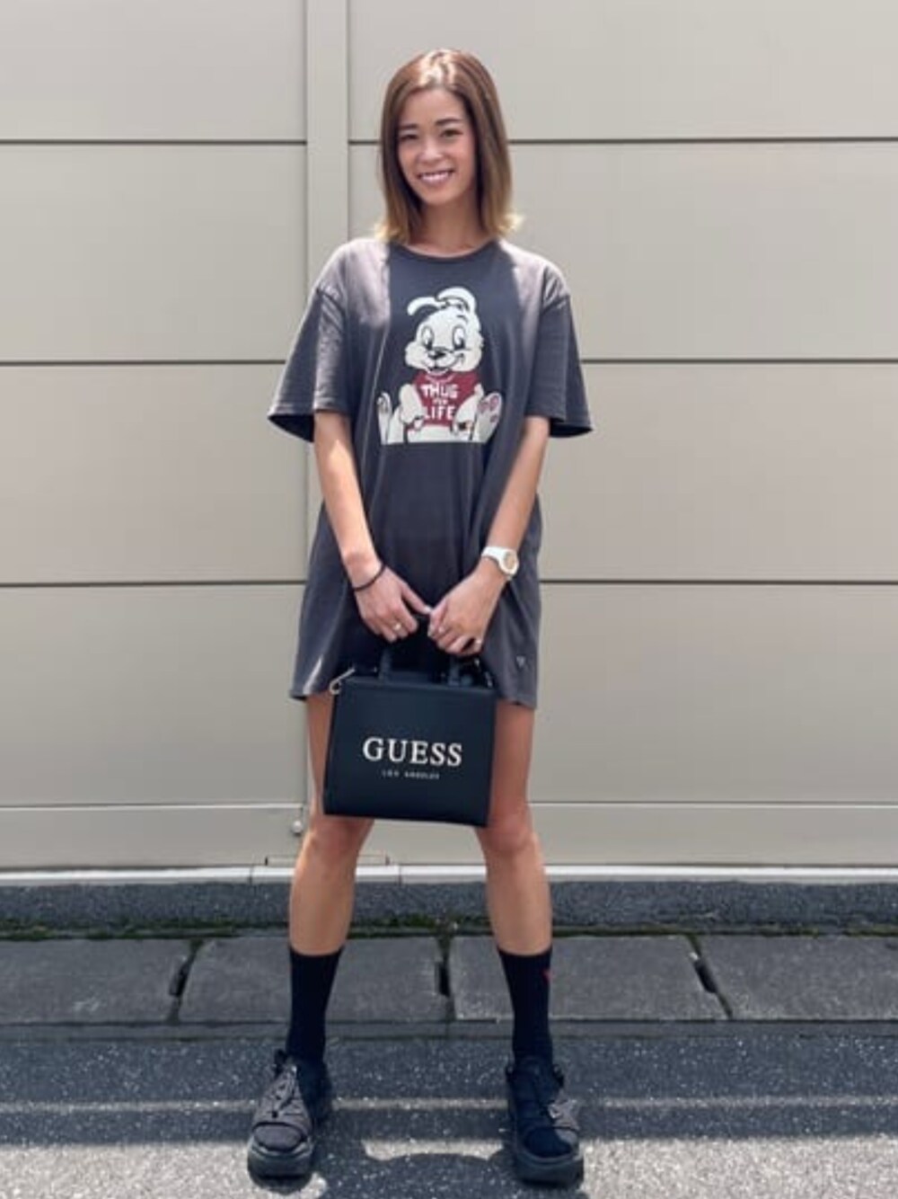 「GUESS、ハンドバッグ、ミニトート、guess」｜「GuessのLINDEY Mini Tote トートバッグ レディース（トートバッグ、ブラック系）」を使った、GUESS JAPANさん（レディース・163cm）の夏コーディネートの1枚目の写真