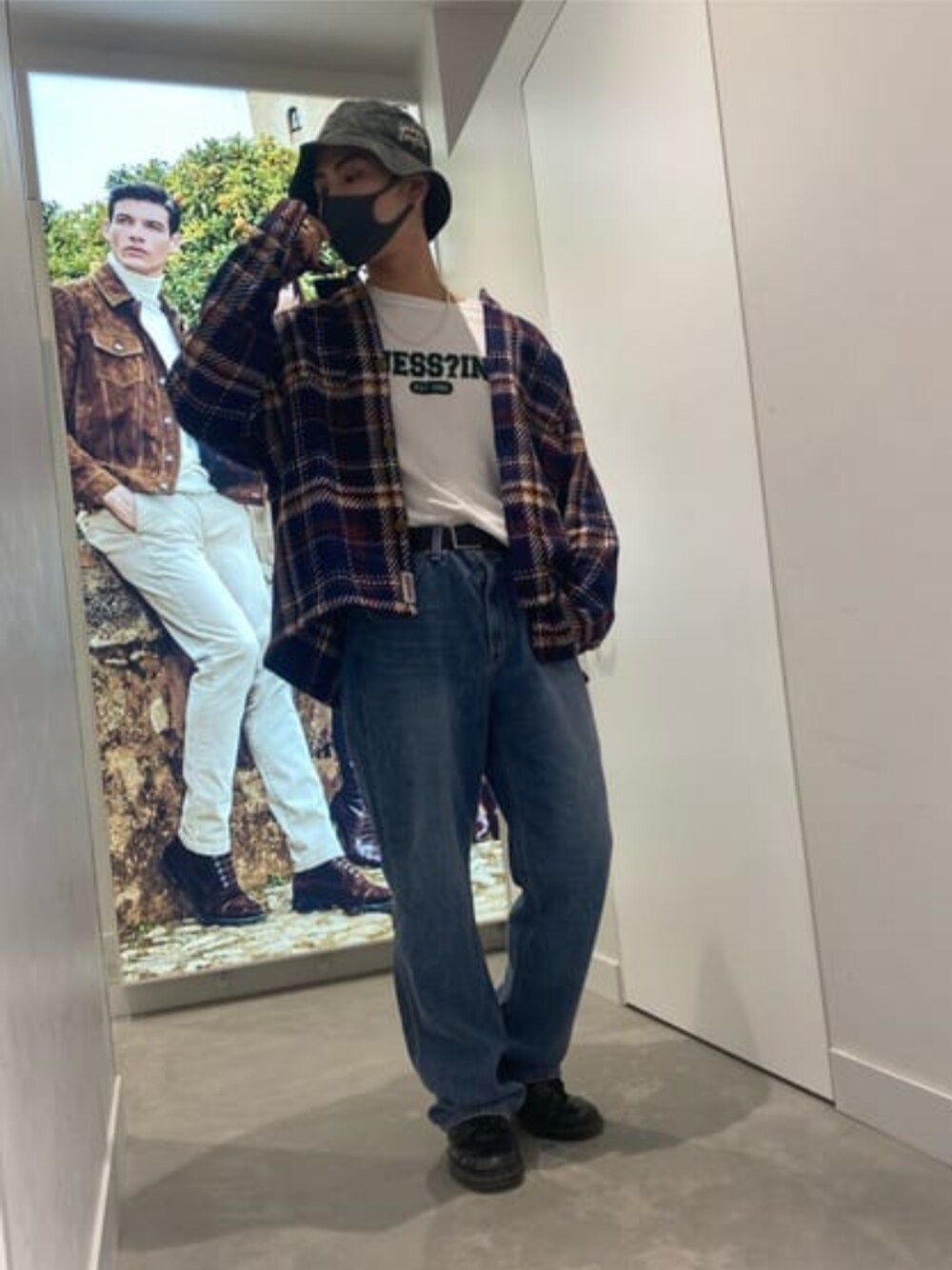 「コーデュロイ、バケットハット、ワイドデニム、アメカジ、秋冬コーデ、guess」｜「GuessのGUESS Originals Corduroy Bucket Hat（ハット、グリーン系）」を使った、GUESS JAPANさん（メンズ・175cm）の秋コーディネートの1枚目の写真
