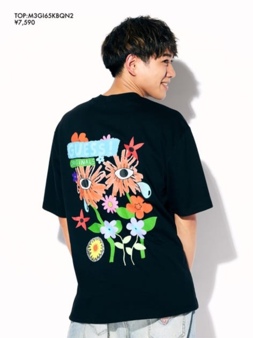 ブラック系のTシャツ/カットソーを着用したメンズの春コーディネートの1枚目の写真