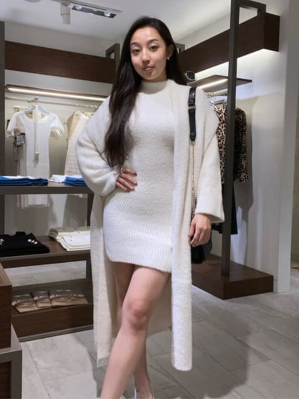 「guess、GUESS、ワンピース、ワンピーススタイル、セットアップ、セットアップスタイル、タイトワンピース」｜「GuessのSL Vero Fuzzy Sweater Dress ワンピース（ワンピース、ホワイト系）」を使った、GUESS JAPANさん（レディース・162cm）の冬コーディネートの1枚目の写真
