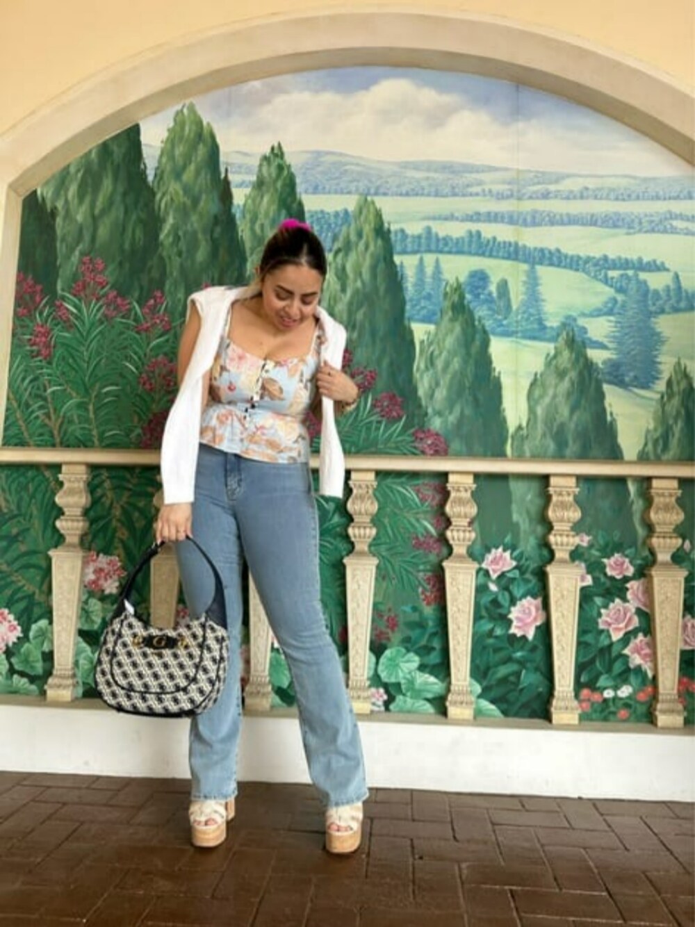 「花柄トップス、女子ウケ、デニムコーデ、大容量バッグ、Guess Jeans 、リゾート、スタイルアップ、guess」｜「GuessのCarine Peplum Top（その他トップス、ブルー系）」を使った、GUESS JAPANさん（レディース・153cm）の春コーディネートの1枚目の写真