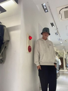 「Guess（ゲス）のアイテム（カーゴパンツ）」を使った、GUESS JAPANさん（メンズ・178cm）の秋コーディネート
