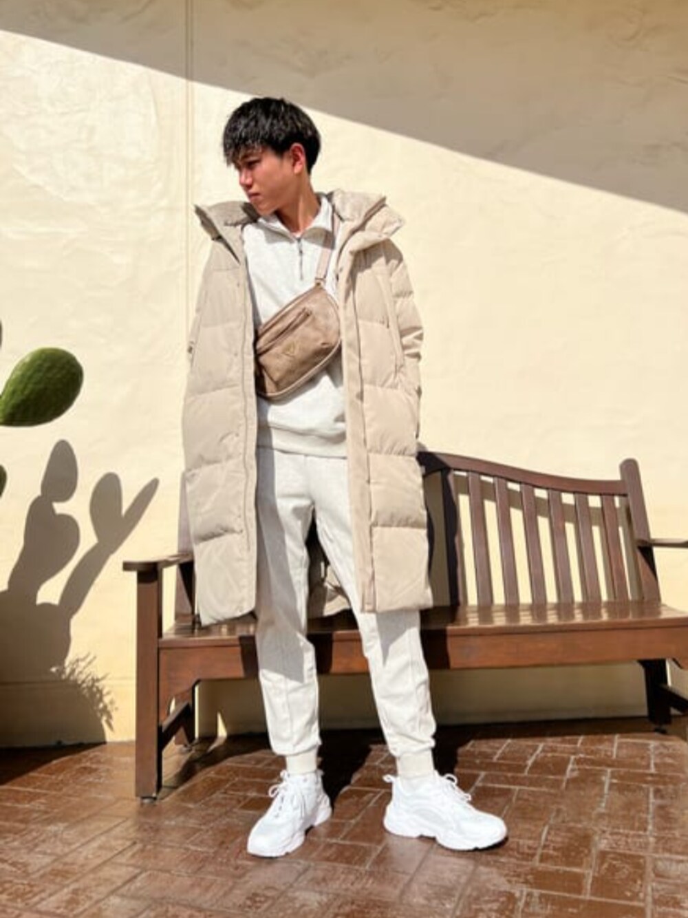 「セットアップ、ダウンコート、スウェット、ワントーンコーデ、秋冬コーデ、guess」｜「GuessのMANHATTAN Belt Bag（ボディバッグ/ウエストポーチ、ベージュ系）」を使った、GUESS JAPANさん（メンズ・174cm）の秋コーディネートの1枚目の写真