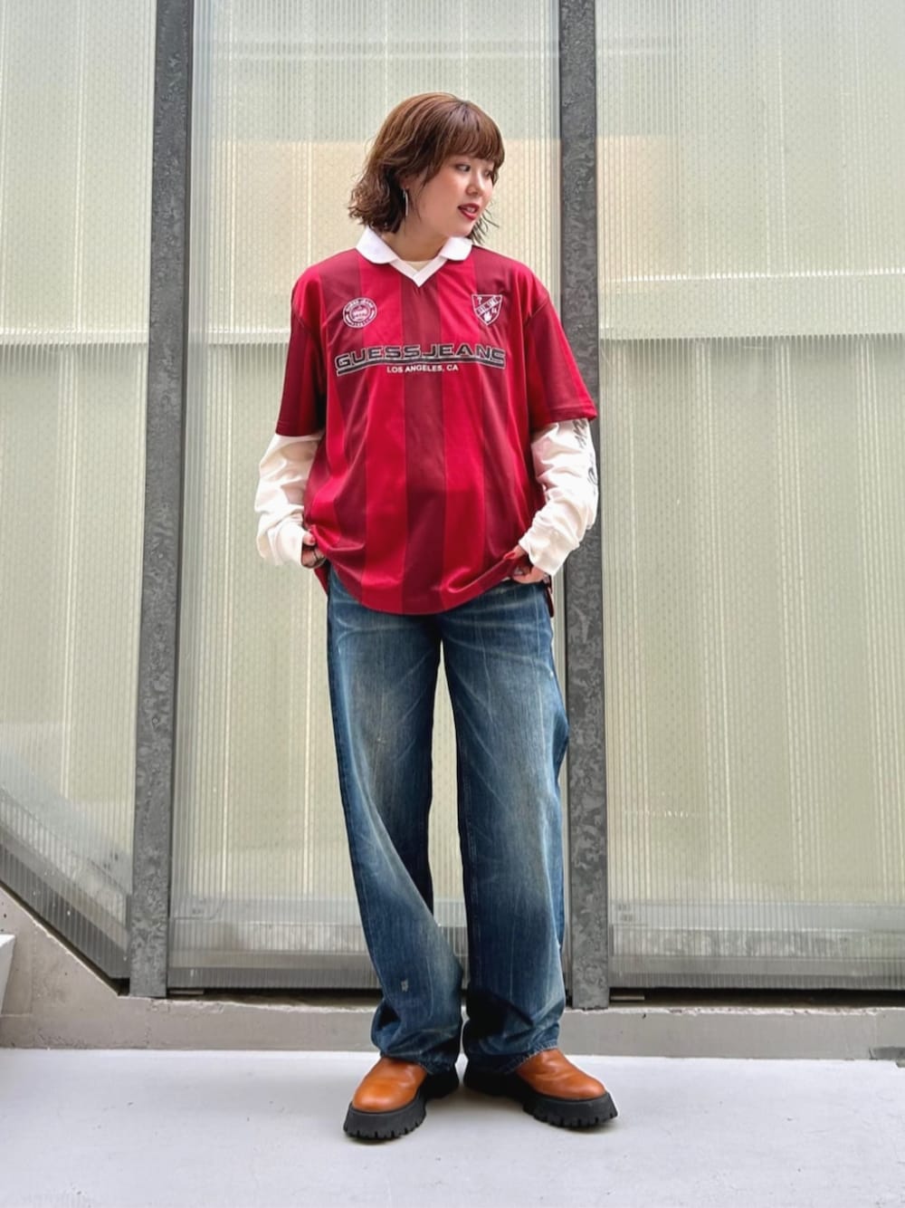 ブルー系のデニムパンツ、ホワイト系のTシャツ/カットソーを着用したレディースの秋コーディネートの1枚目の写真