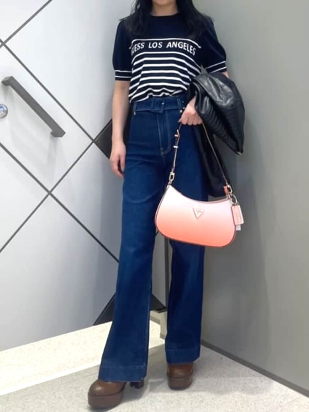 「guess、春コーデ、デニム」｜「GuessのNOELLE Top Zip Shoulder Bag（ハンドバッグ、オレンジ系）」を使った、GUESS JAPANさん（レディース・159cm）の春コーディネートの1枚目の写真