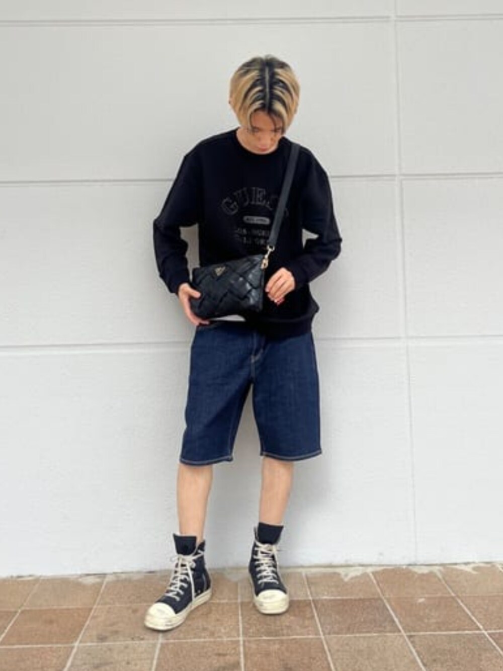 「GUESS、guess、秋コーデ、ロゴスウェット、カジュアルコーデ」｜「GuessのZAINA Crossbody Top Zip（ショルダーバッグ、ブラック系）」を使った、GUESS JAPANさん（メンズ・180cm）の夏コーディネートの1枚目の写真