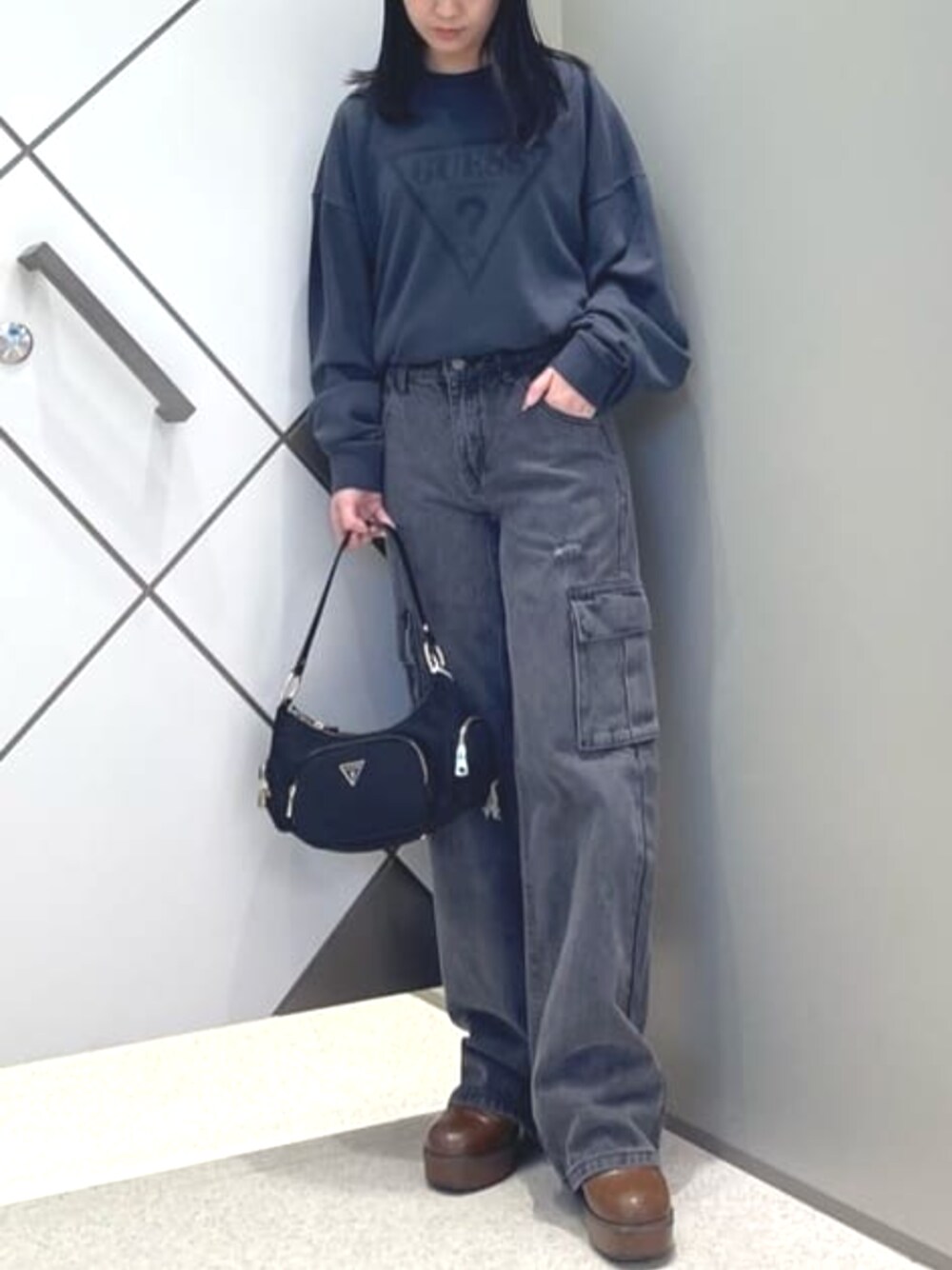 「guess、カジュアルコーデ、メンズライク」｜「GuessのGUESS Originals Kit Cargo Distressed Jeans（デニムパンツ、ブラック系）」を使った、GUESS JAPANさん（レディース・159cm）の春コーディネートの1枚目の写真