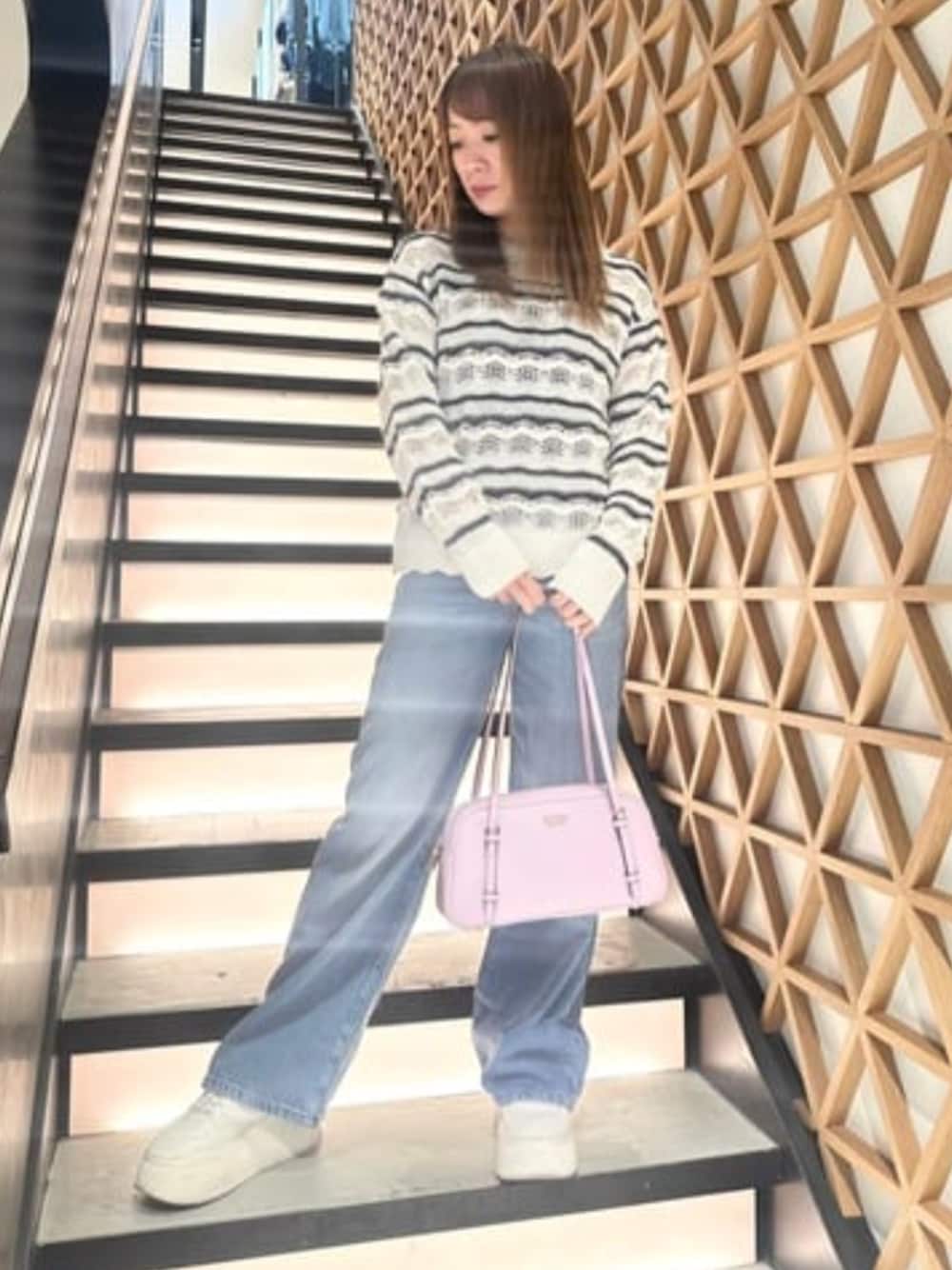 「GUESS、guess、ニット、ニットコーデ、デニム、デニムパンツ、ワイドパンツ、ワイドデニム、春コーデ、春、春夏コーデ、カジュアル、カジュアルコーデ」｜「GuessのWIDE Leg Braided デニムパンツ ワイド（デニムパンツ、ブルー系）」を使った、GUESS JAPANさん（レディース・161cm）の春コーディネートの1枚目の写真