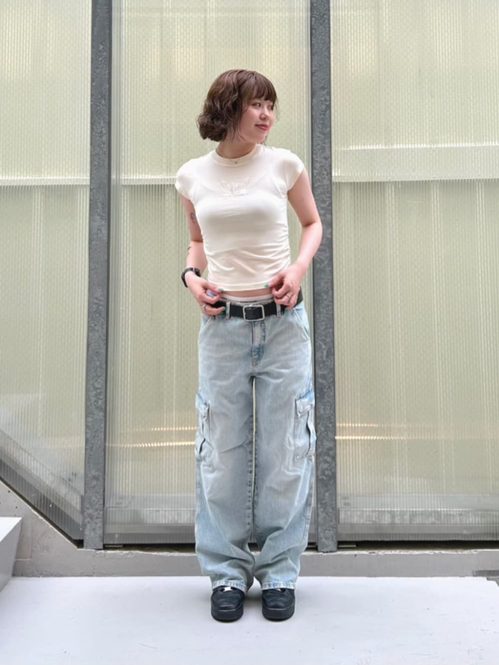 ブルー系のデニムパンツ、ホワイト系のTシャツ/カットソー、グレー系のショーツを着用したレディースの秋コーディネートの1枚目の写真