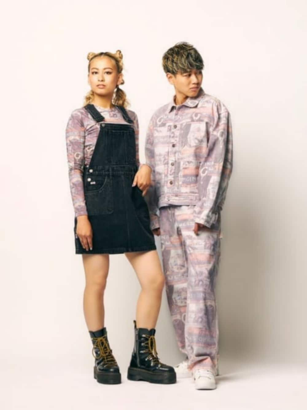「GUESS Originals、リンクコーデ、ユニセックス、トレンド、guess」｜「GuessのGUESS Originals Overall Dress（サロペット/オーバーオール、ブラック系）」を使った、GUESS JAPANさん（メンズ・174cm）の秋コーディネートの1枚目の写真