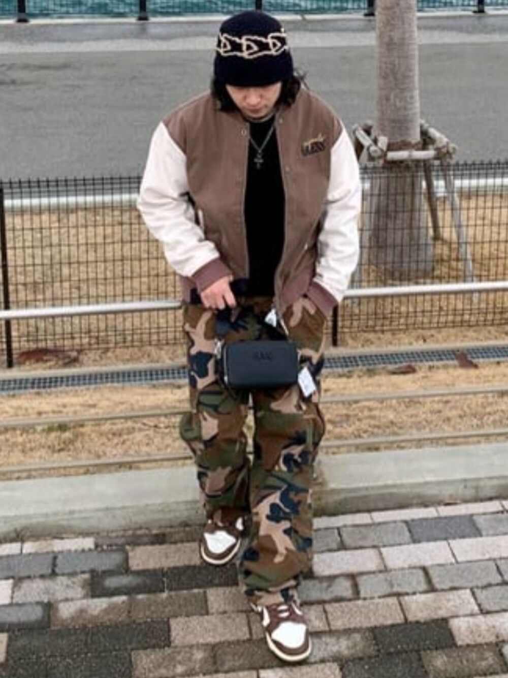 ブラウン系のスタジャン、その他のカーゴパンツ、ブラック系のその他トップスを着用したメンズの冬コーディネートの1枚目の写真