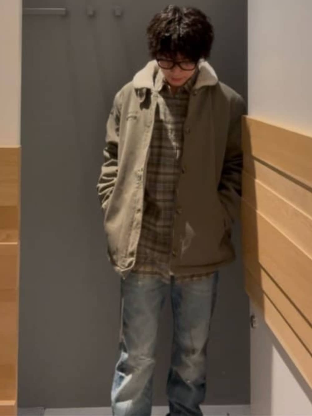 「guess、GUESS、モッズコート、チェックシャツ、冬コーデ、冬、冬アウター」｜「GuessのDrake Regular Fit Denim Pants（デニムパンツ、ブルー系）」を使った、GUESS JAPANさん（メンズ・168cm）の冬コーディネートの1枚目の写真