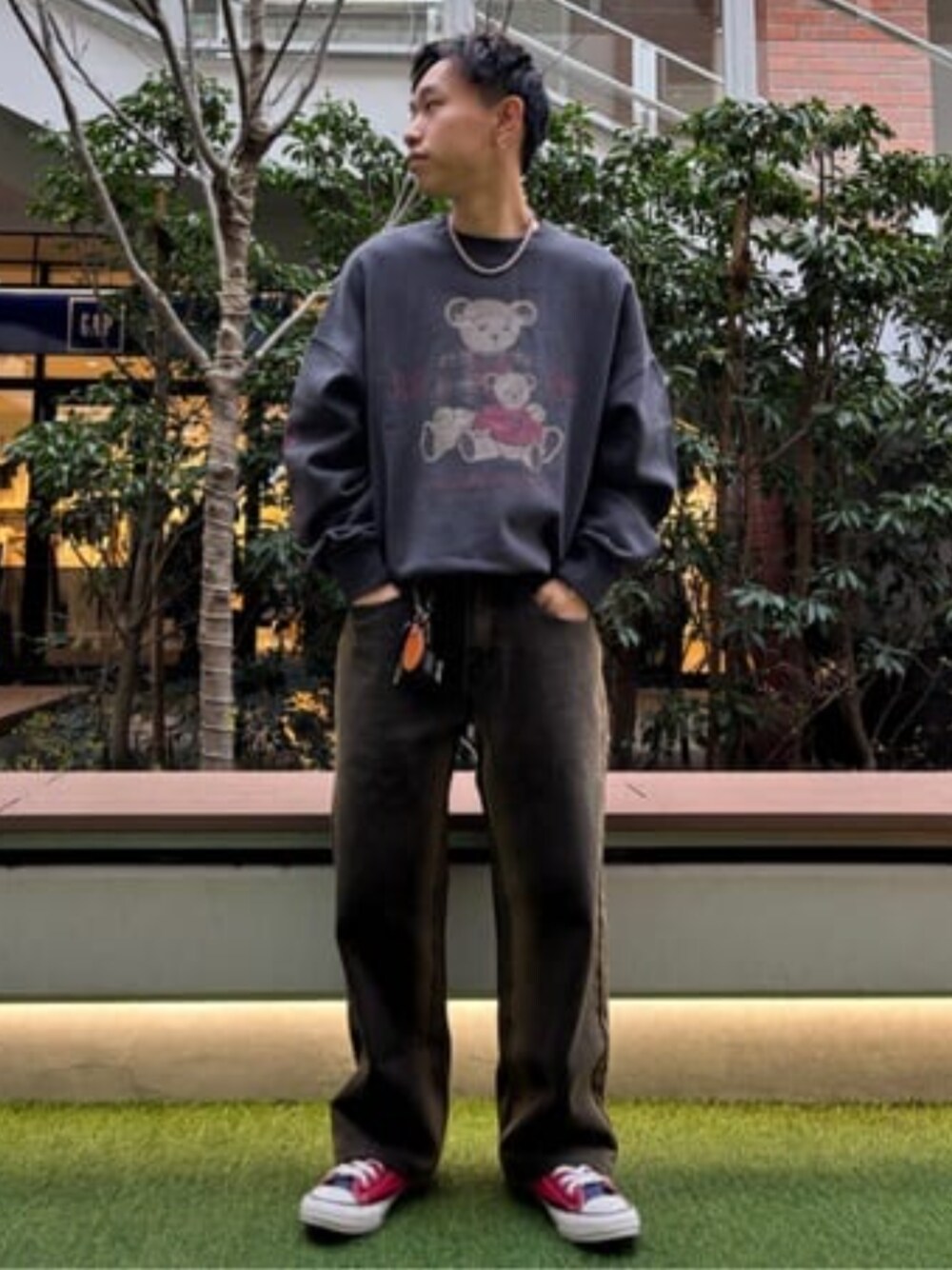 ブラック系のスウェット、その他のデニムパンツを着用したメンズの冬コーディネートの1枚目の写真