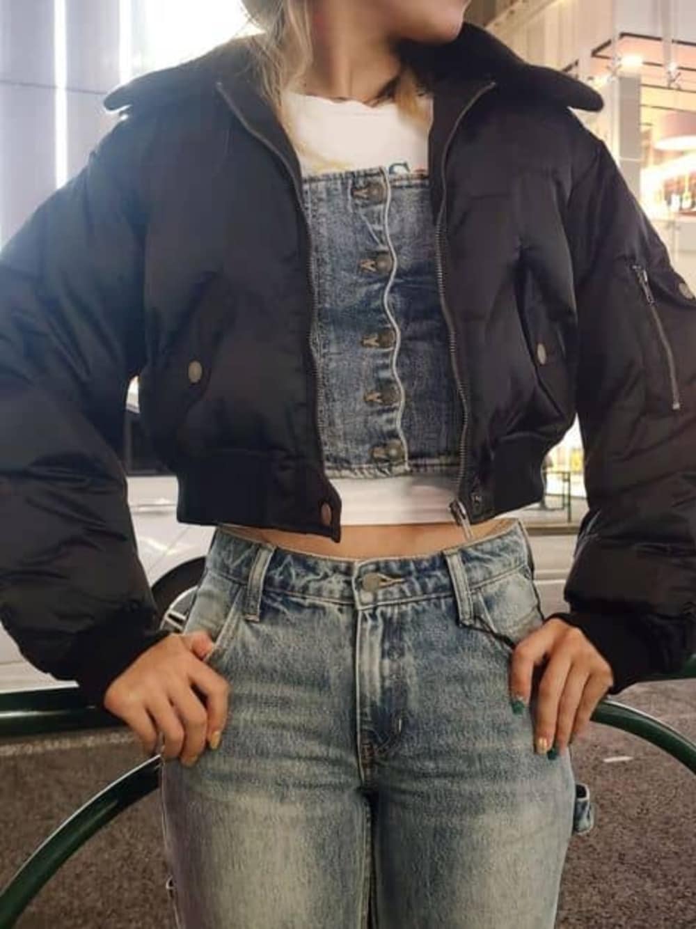 「guess、GUESS Originals、ショート丈」｜「GuessのGUESS Originals Long-Sleeve Logo Top（Tシャツ/カットソー、ホワイト系）」を使った、GUESS JAPANさん（レディース・160cm）の冬コーディネートの1枚目の写真