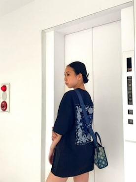 「ミニトート」｜「アイテム（パンツ）」を使った、GUESS JAPANさん（レディース・160cm）の春コーディネート