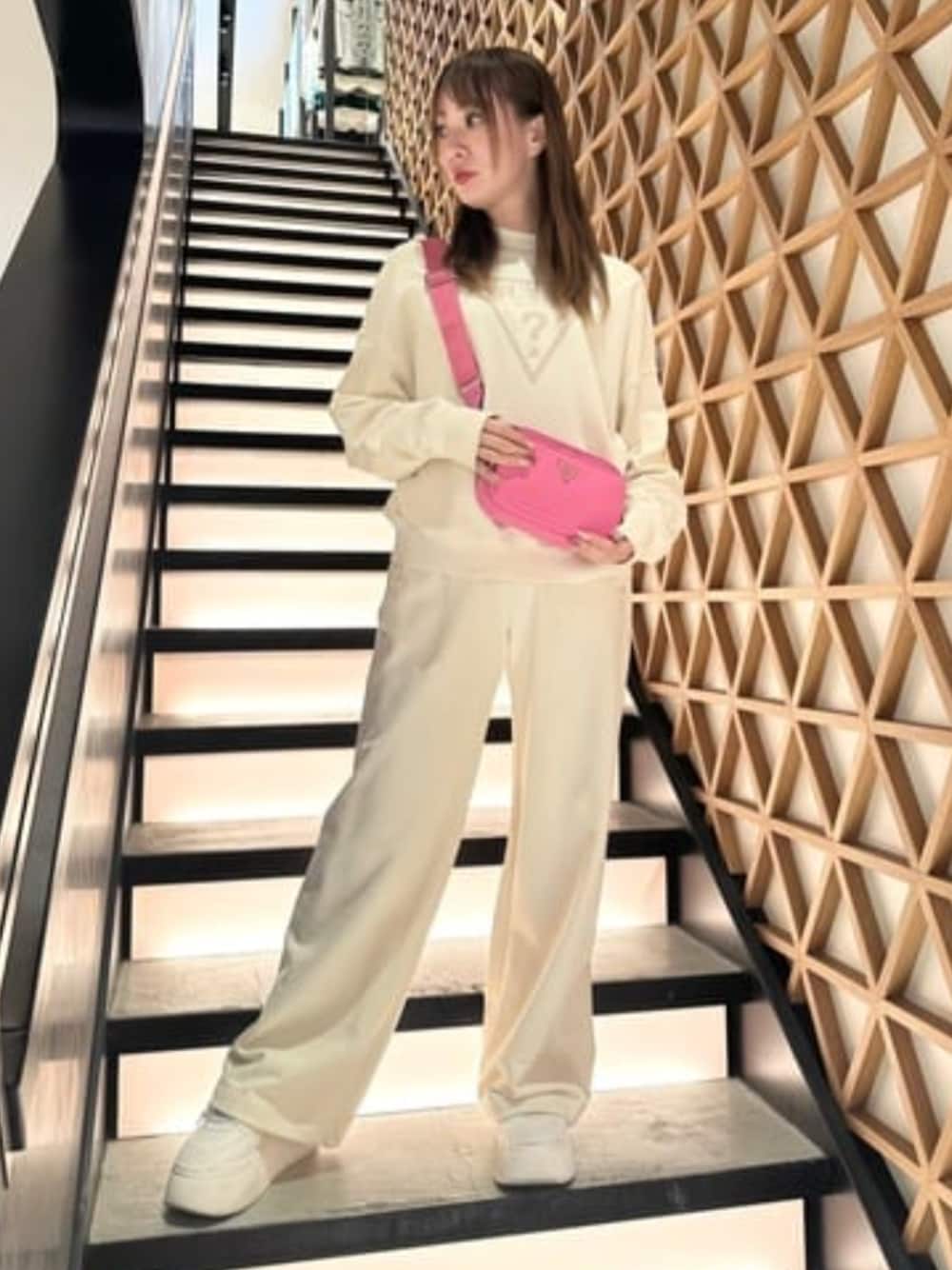 「guess、GUESS、GUESS Originals、セットアップ、セットアップスタイル、セットアップコーデ、スウェット、スウェットパンツ、スウェットコーデ、ロゴスウェット、ホワイトコーデ、ホワイト」｜「GuessのECO GEMMA Crossbody Camera クロスボディバッグ レディース（ショルダーバッグ、ピンク系）」を使った、GUESS JAPANさん（レディース・161cm）の春コーディネートの1枚目の写真