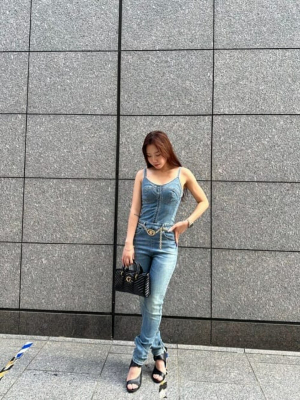 「ジャンプスーツ、レザージャケット、大活躍、guess」｜「GuessのLOVIDE Mini Satchel（ハンドバッグ、ブラック系）」を使った、GUESS JAPANさん（レディース・155cm）の秋コーディネートの1枚目の写真